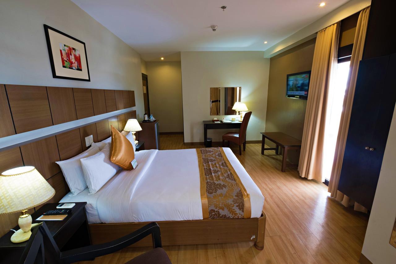 The Pinnacle Hotel And Suites Davao City Exterior foto